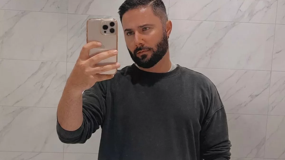 Look Worse in Photos Than the Mirror? 10 Reasons + Fixes