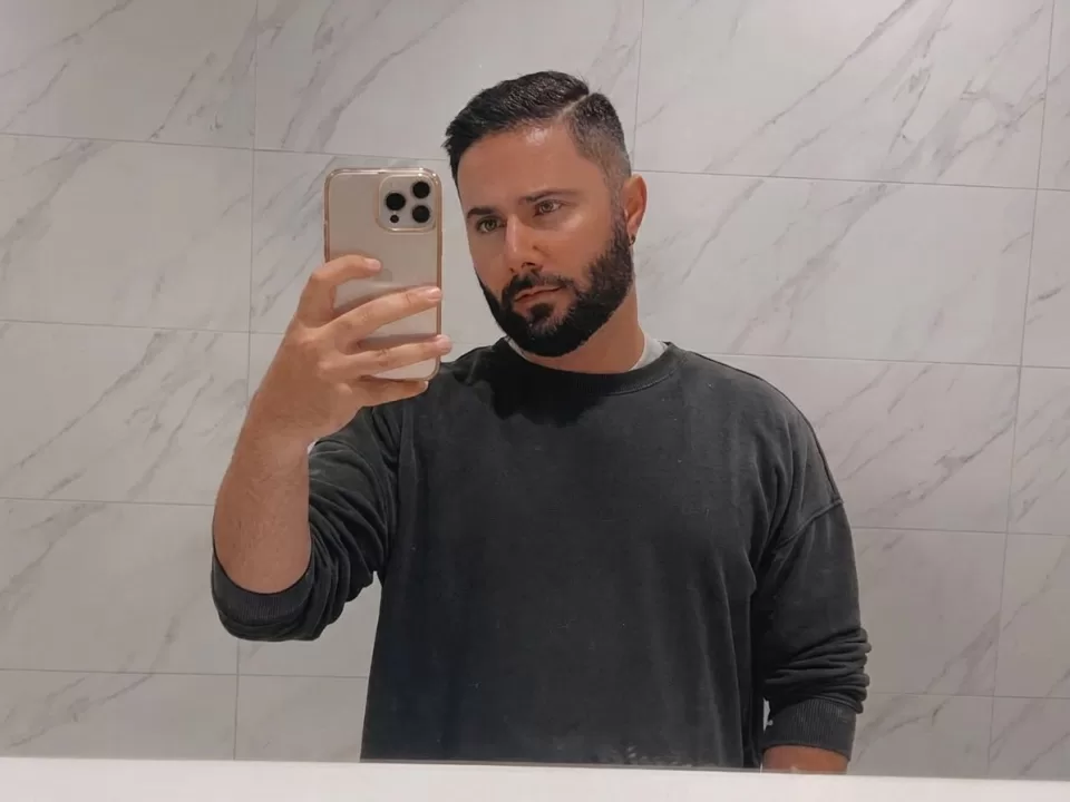 Look Worse in Photos Than the Mirror? 10 Reasons + Fixes