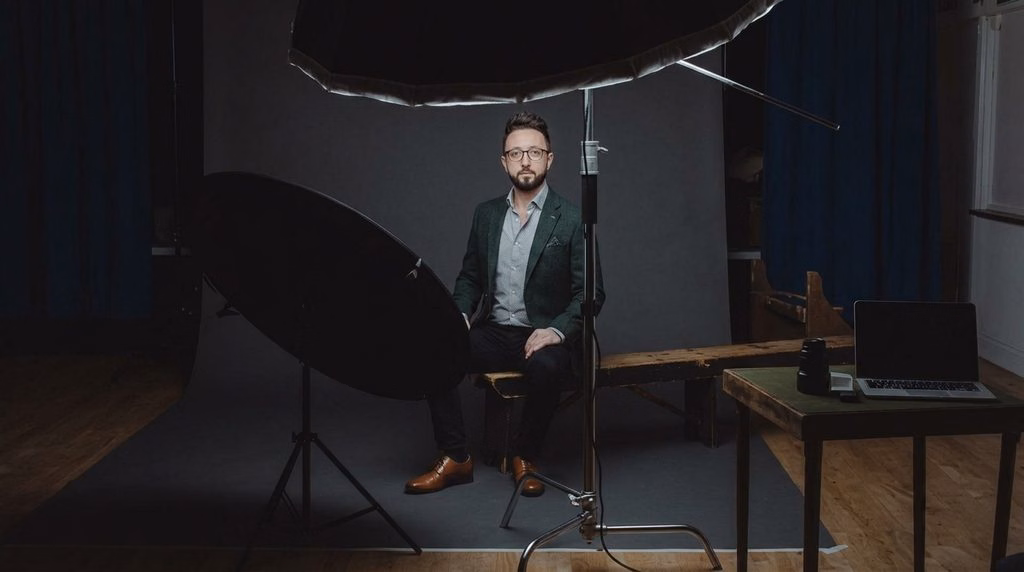 Portrait lighting setup to reduce glasses glare